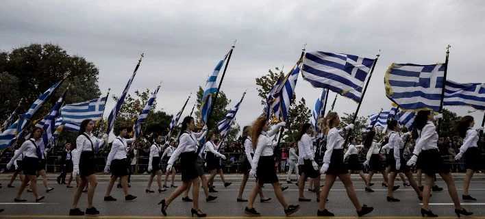 Τι απαντούν οι μαθητές που τους απέβαλαν γιατί τραγούδησαν το «Μακεδονία Ξακουστή» στην παρέλαση (βίντεο)